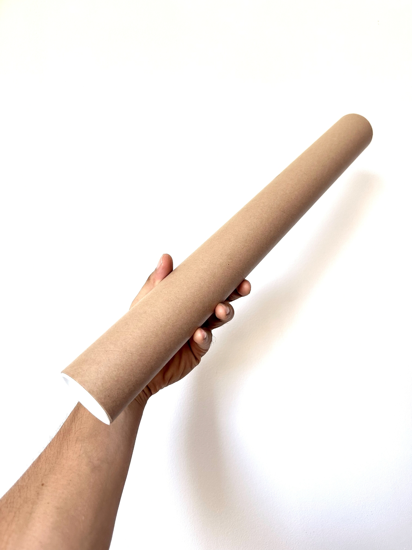 Expédition — l'œuvre est roulée et envoyée dans un tube protecteur